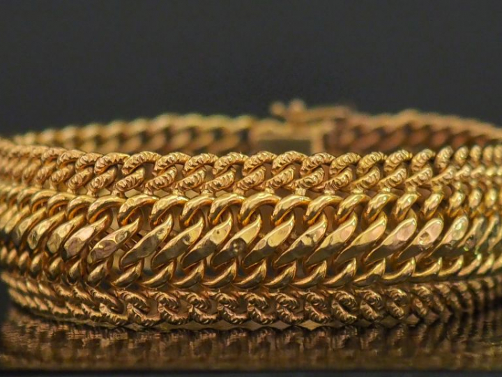 Bracelet souple en or jaune 750, maille plate légèrement bombée et tre