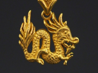 Vente aux enchères Pendentif de style Extrême-Orient en or jaune 750, en forme de dragon.
