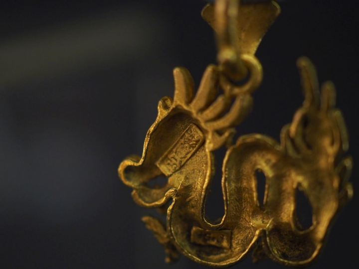Pendentif de style Extrême-Orient en or jaune 750, en forme de dragon.
