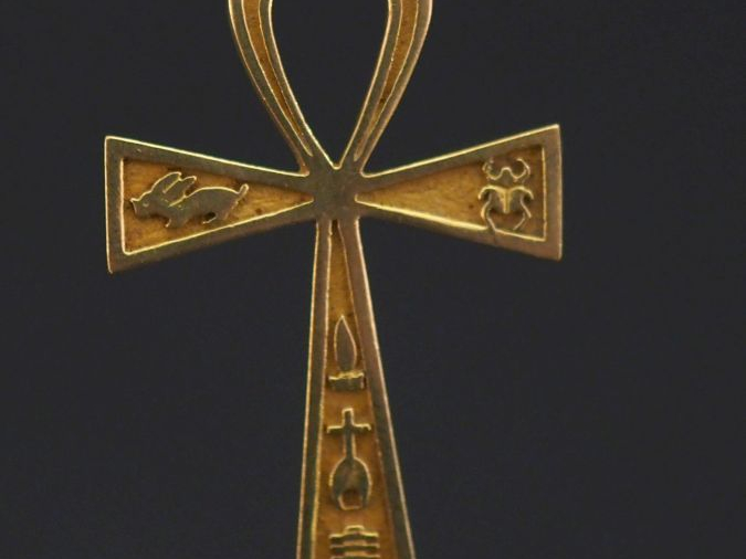 Pendentif en or jaune 750 en forme de croix Ankh, à décor de hiéroglyp