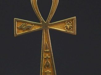 Vente aux enchères Pendentif en or jaune 750 en forme de croix Ankh, à décor de hiéroglyp