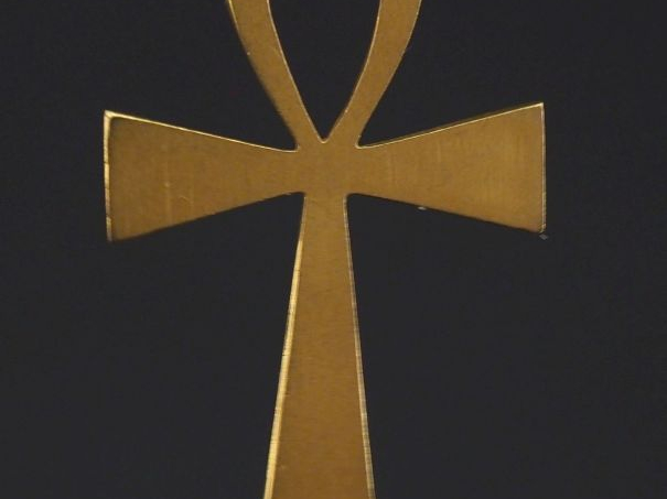 Pendentif en or jaune 750 en forme de croix Ankh, à décor de hiéroglyp