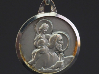 Vente aux enchères Médaille religieuse en or blanc 750, figurant Saint Christophe portant
