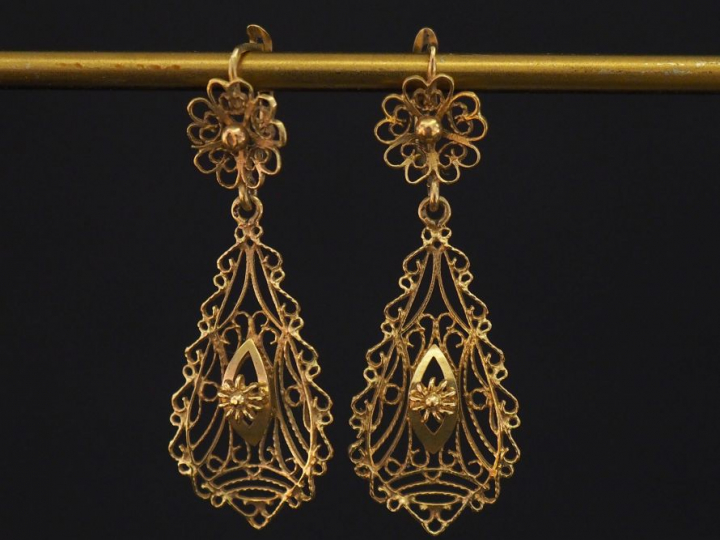 Paire de perces oreilles en or jaune 750, à décor ajouré et filigrané 