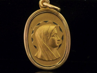 Vente aux enchères Médaille religieuse de forme ovale en or jaune 750, figuran la Sainte 