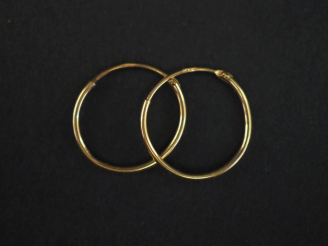 Vente aux enchères Paire de petites créoles en or jaune 750. Diam. 1,4 cm Poids. 0,30 g  