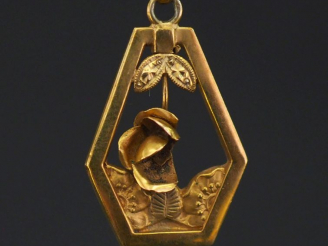 Vente aux enchères Pendentif ajouré en or jaune 750, à décor en son centre d’une rose.  2