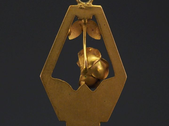 Pendentif ajouré en or jaune 750, à décor en son centre d’une rose.  2