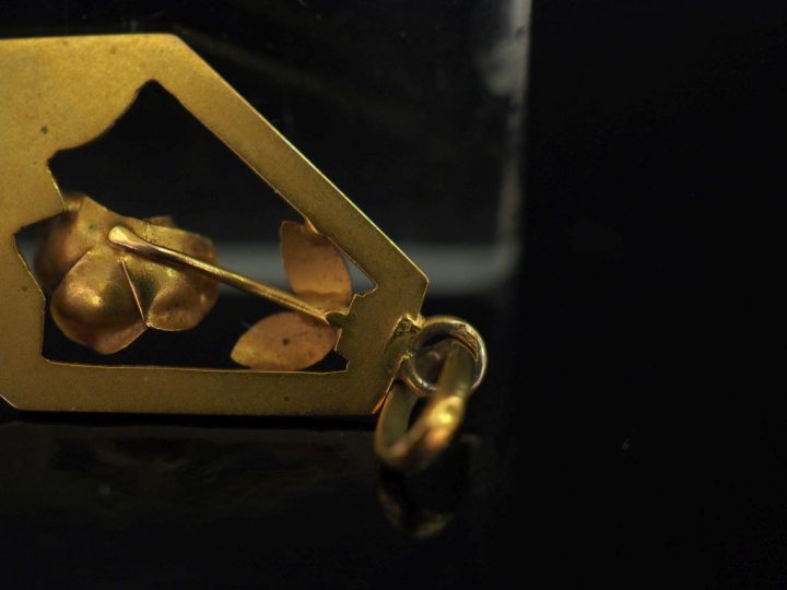 Pendentif ajouré en or jaune 750, à décor en son centre d’une rose.  2