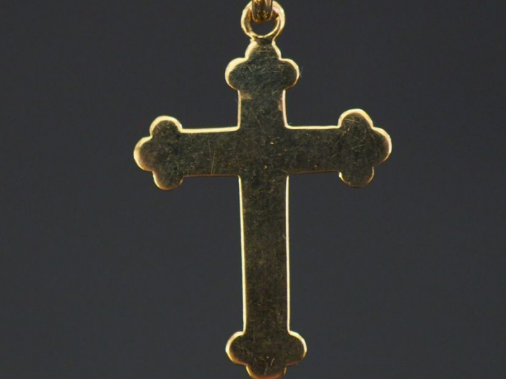 Pendentif en forme de croix en or jaune.  2,3 x 1,8 cm Poids. 1,75 g  