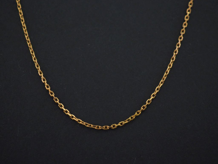 Chaine en or jaune 750, maille forçat. Long. 52,5 cm Poids. 3,60 g   