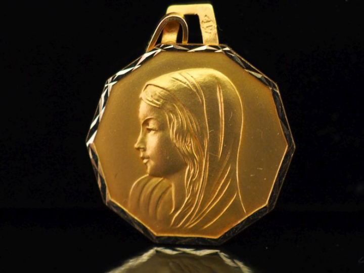 Médaille religieuse en pans coupés en or jaune 750, figurant la Sainte