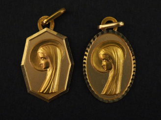 Vente aux enchères Ensemble comprenant :  - une médaille religieuse de forme ovale en or 