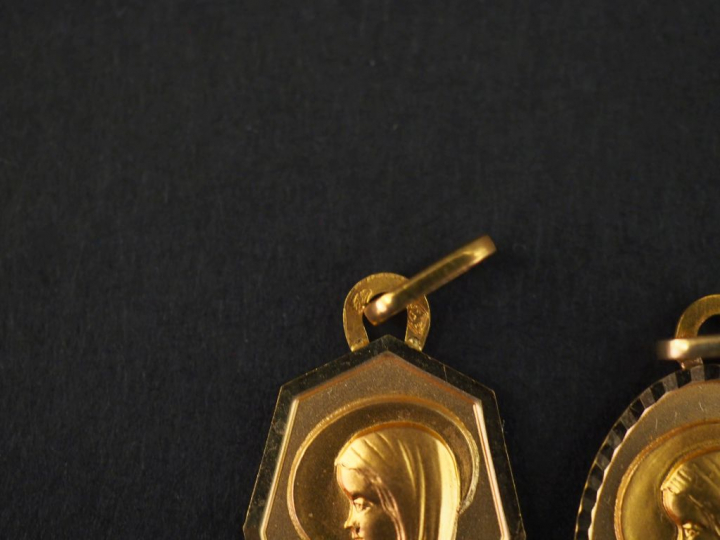 Ensemble comprenant :  - une médaille religieuse de forme ovale en or 