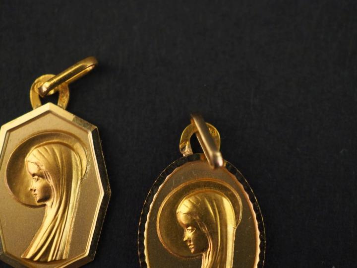 Ensemble comprenant :  - une médaille religieuse de forme ovale en or 