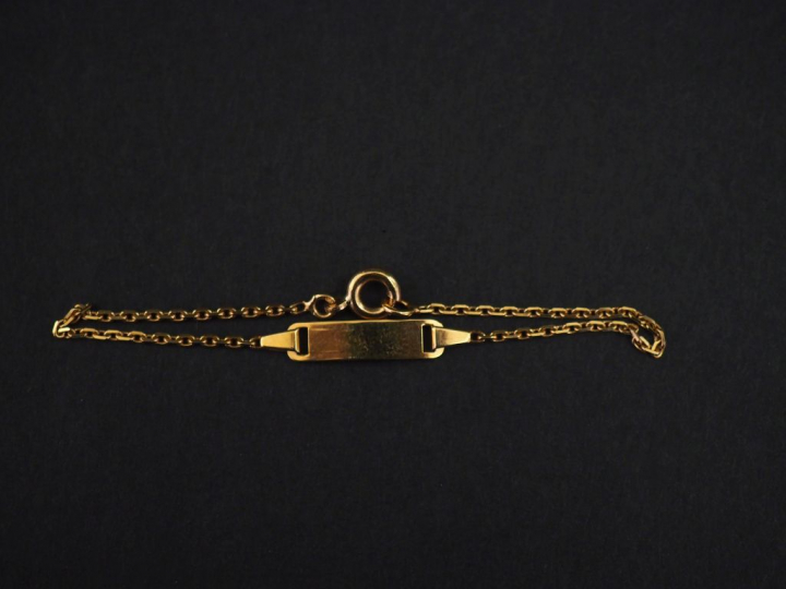 Bracelet de naissance en or jaune750. Long. 13 cm Poids. 1,40 g   