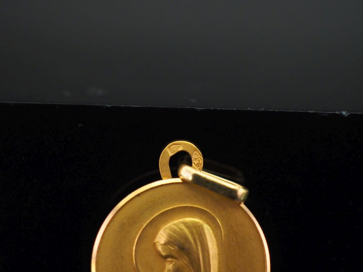 Médaille religieuse moderne en or jaune 750, figurant la Sainte Vierge
