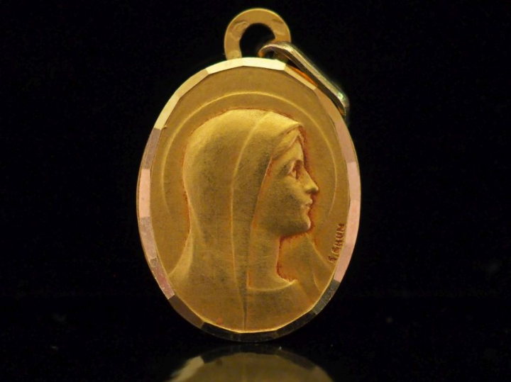 Médaille religieuse de forme ovale en or jaune 750, figurant la Sainte