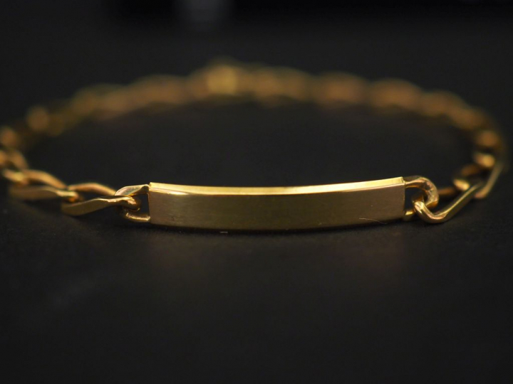 Bracelet de naissance en or jaune 750, maille cheval. Long. 17,5 cm Po
