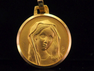 Vente aux enchères Médaille religieuse en or jaune 750, figurant la Sainte Vierge au foul