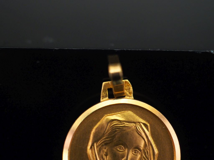 Médaille religieuse en or jaune 750, figurant la Sainte Vierge au foul