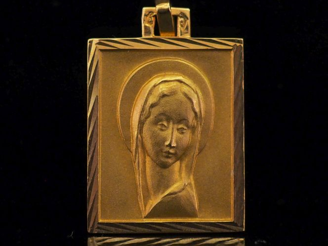 Médaille religieuse de forme carrée en or jaune 750, figurant la Saint