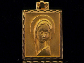 Vente aux enchères Médaille religieuse de forme carrée en or jaune 750, figurant la Saint