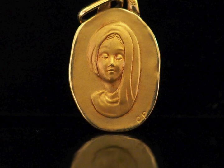 Médaille religieuse de forme ovale en or jaune 750, figurant la Sainte