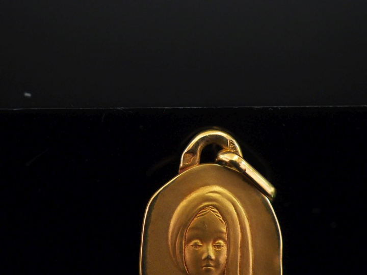 Médaille religieuse de forme ovale en or jaune 750, figurant la Sainte