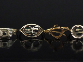 Vente aux enchères Ensemble comprenant :  - une monture de bague en or blanc 750. TDD. 47