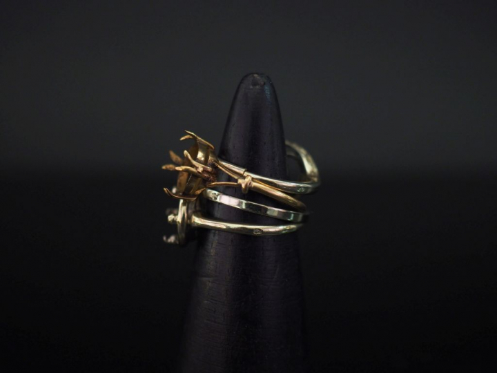 Ensemble comprenant :  - une monture de bague en or blanc 750. TDD. 47