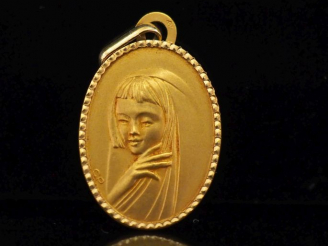 Vente aux enchères Médaille de forme ovale en or jaune 750, figurant une jeune femme au f