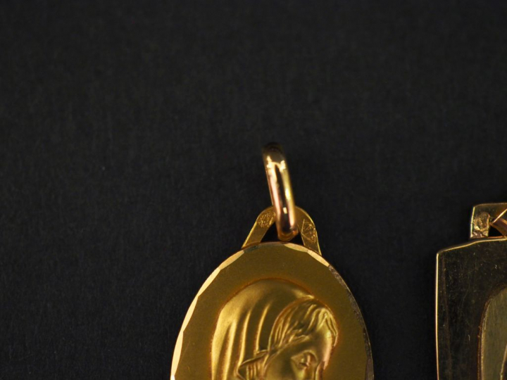 Ensemble comprenant :  - une médaille religieuse de forme ovale en or 