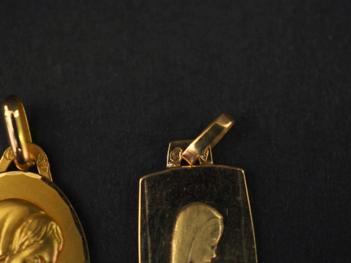Ensemble comprenant :  - une médaille religieuse de forme ovale en or 