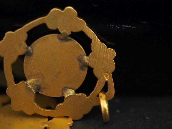 Deux pendentifs ajourés en or jaune 750, à décor de fleurs sur le pour