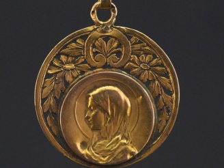 Vente aux enchères Médaille religieuse en or jaune 750 figurant la Sainte Vierge de profi
