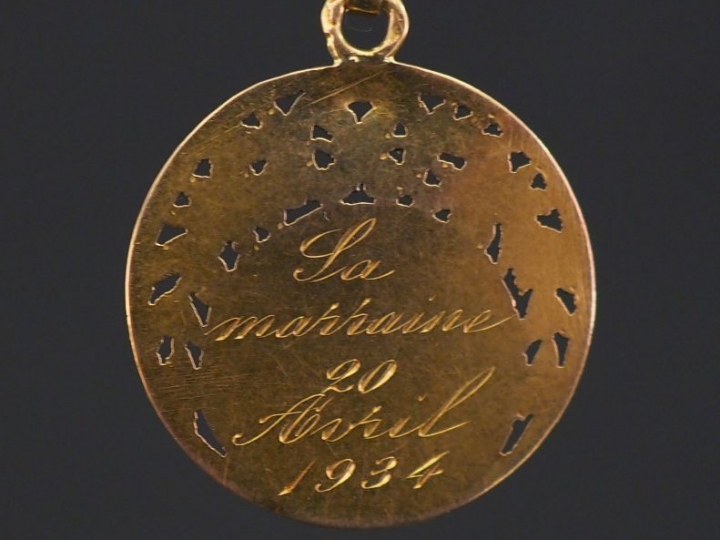 Médaille religieuse en or jaune 750 figurant la Sainte Vierge de profi