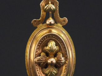 Vente aux enchères Petit pendentif Napoléon III en or jaune, à décor de feuillage en son 