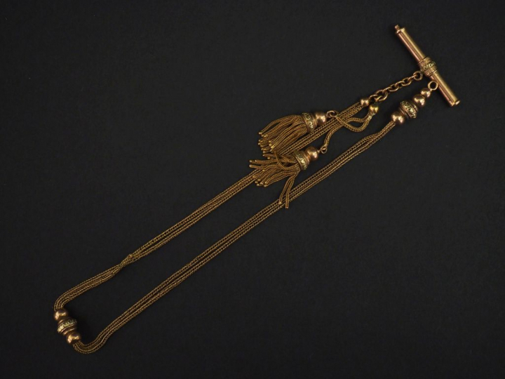 Giletière Napoléon III en or jaune 750, à décor de deux pompons en pen