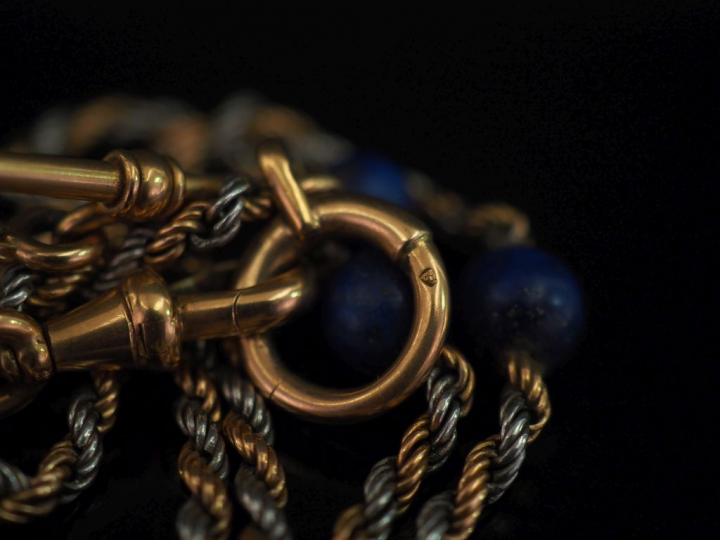 Giletière Napoléon III deux tons d'or, maille torsadée, agrémentée de 