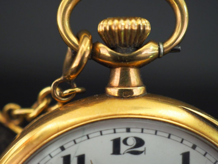 ZENITH Montre de gousset en or jaune.  Cadran à chiffres arabes pour l