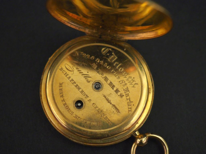 DETOUCHE à Paris Montre aveugle de col en or jaune, à décor de rinceau