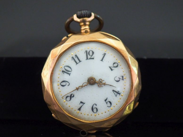 Montre de col Napoléon III en or jaune 750. Cadran à chiffres arabes p