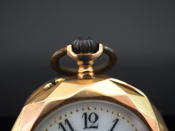 Montre de col Napoléon III en or jaune 750. Cadran à chiffres arabes p