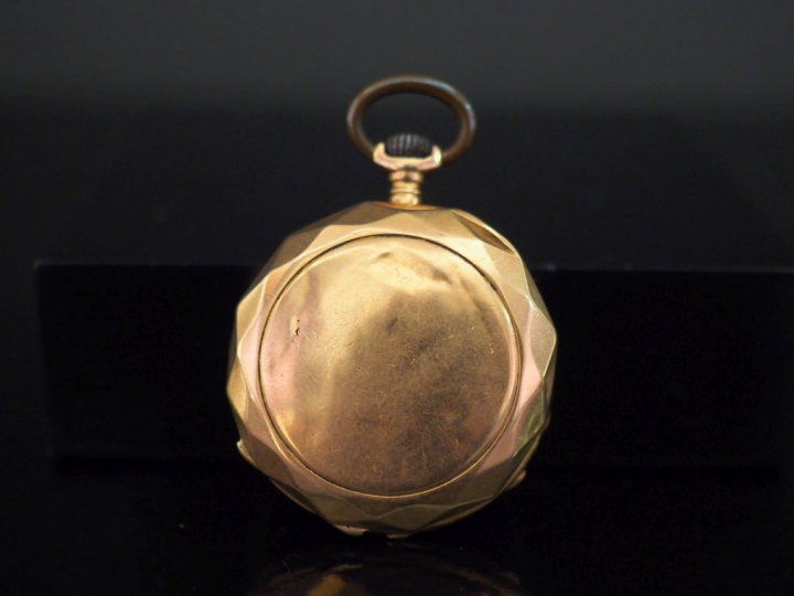 Montre de col Napoléon III en or jaune 750. Cadran à chiffres arabes p