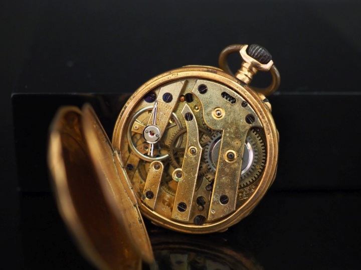 Montre de col Napoléon III en or jaune 750. Cadran à chiffres arabes p