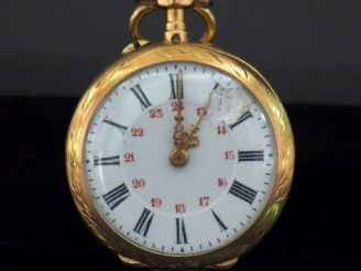 Vente aux enchères Montre de col en or jaune 750.  Cadran à chiffres romains pour les heu