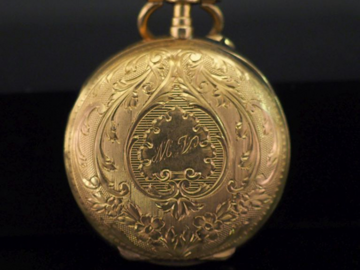 Montre de col en or jaune 750.  Cadran à chiffres romains pour les heu