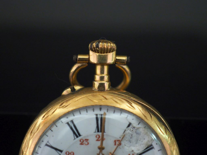 Montre de col en or jaune 750.  Cadran à chiffres romains pour les heu
