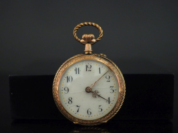 Montre de col en or jaune 9k.  Cadran à chiffres arabes pour les heure